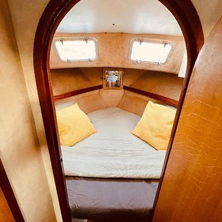 Stylish 80'S Fishing Boat Hotel Сант Адриа де Бесос Екстериор снимка