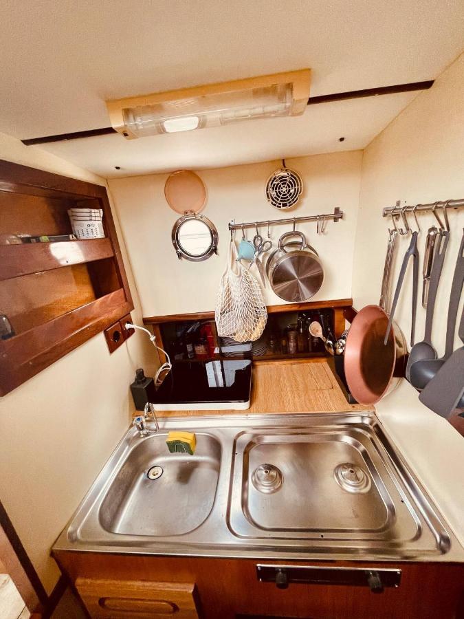Stylish 80'S Fishing Boat Hotel Сант Адриа де Бесос Екстериор снимка