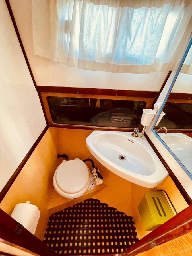 Stylish 80'S Fishing Boat Hotel Сант Адриа де Бесос Екстериор снимка